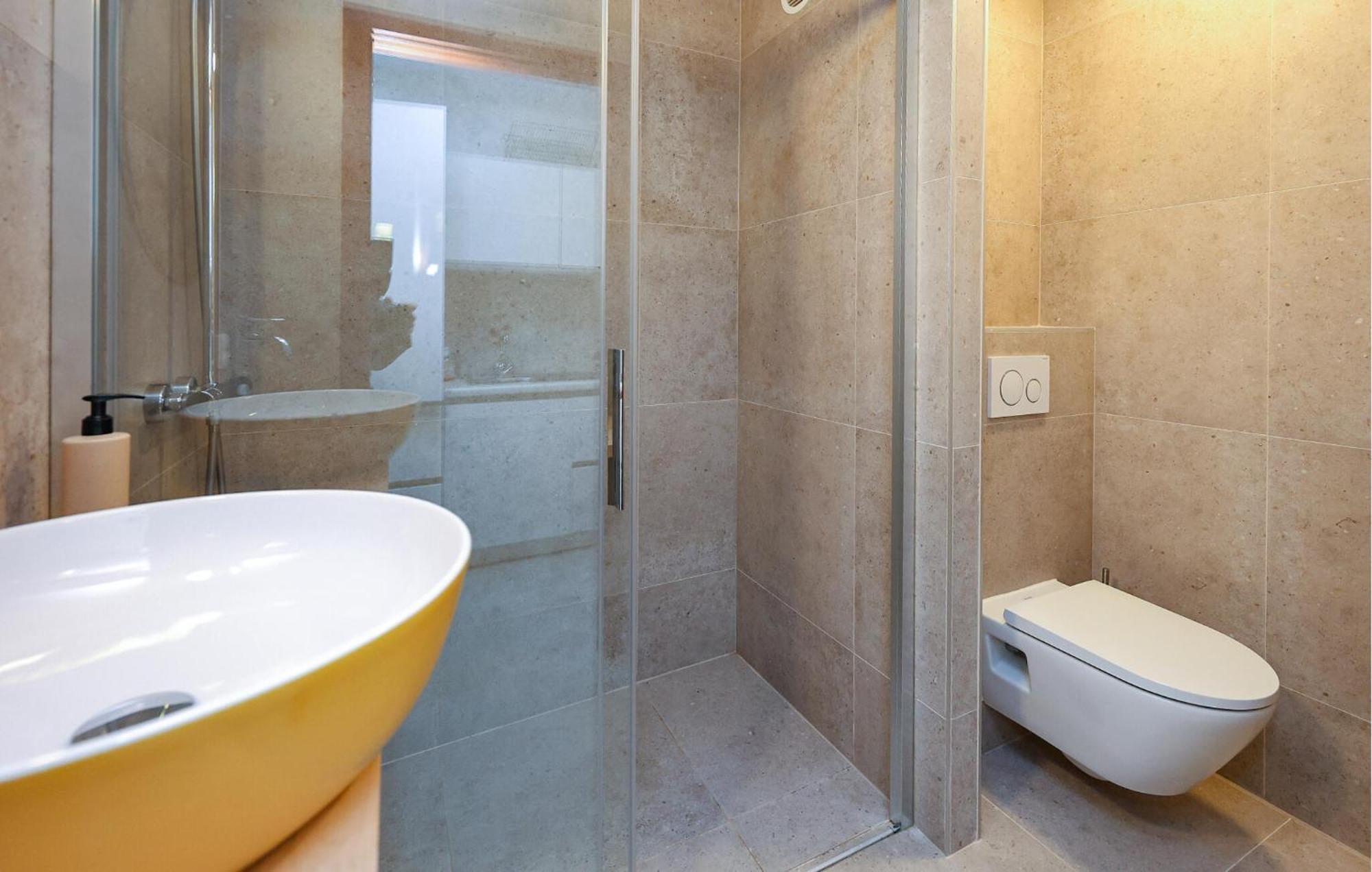 1 Bedroom Awesome In *